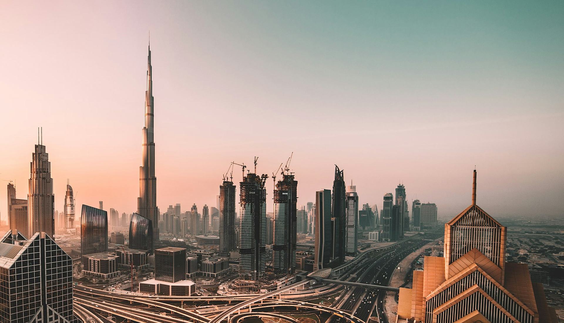أفق دبي وبرج خليفة عند شروق الشمس
